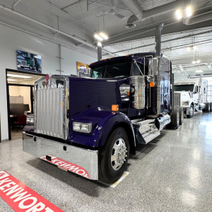 2025 Kenworth W900 - Tandem Sleeper (996501)
